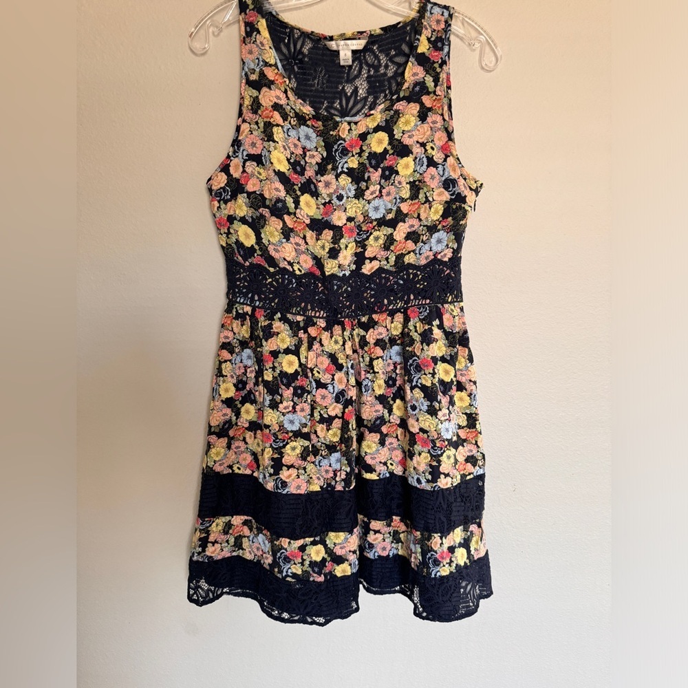 ⭐️Lauren Conrad crocheted lace sleeveless dress. Size 8. Blue multicolor floral.